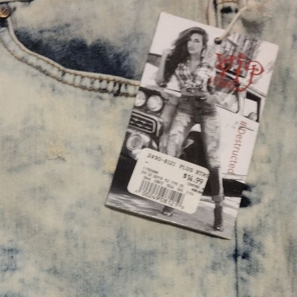 New!!! VIP Distressed Blue Acid Wash Size 17/18 Ankle Cropped Jeans - Picture 5 of 6